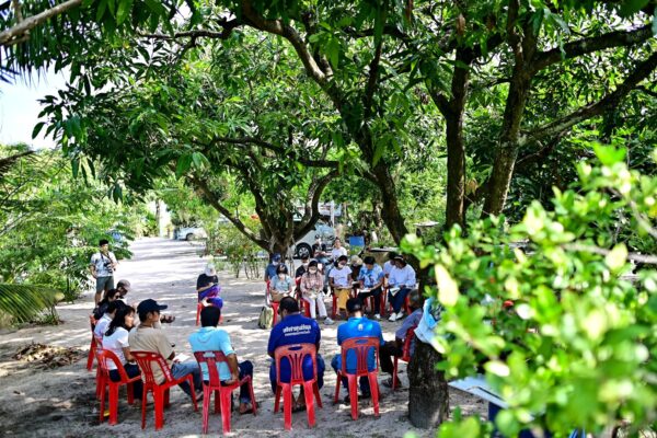 This photograph taken on November 7, 2023 shows environment activists studying with the EarthRights School during a field trip in the coastal Thai province of Rayong. - The EarthRights School, an unusual programme of intensive training and education for environmentalists, provides a rare opportunity for activists who often face intense pressures at home to share experiences and discuss their work freely. (Photo by MANAN VATSYAYANA / AFP) / TO GO WITH 'CLIMATE-ENVIRONMENT-RIGHTS-MEKONG,FOCUS' BY SARA HUSSEIN - To go with 'CLIMATE-ENVIRONMENT-RIGHTS-MEKONG,FOCUS' by Sara HUSSEIN