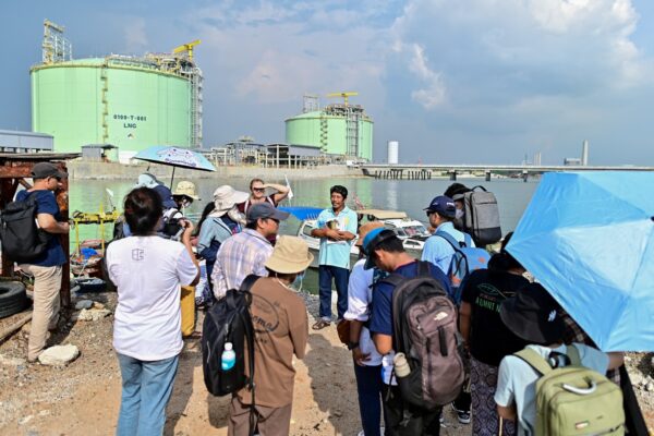 This photograph taken on November 7, 2023 shows environmental activists and students during a field trip at Map Tha Phut industrial zone in the coastal Thai province of Rayong. - The EarthRights School, an unusual programme of intensive training and education for environmentalists, provides a rare opportunity for activists who often face intense pressures at home to share experiences and discuss their work freely. (Photo by MANAN VATSYAYANA / AFP) / TO GO WITH 'CLIMATE-ENVIRONMENT-RIGHTS-MEKONG,FOCUS' BY SARA HUSSEIN - To go with 'CLIMATE-ENVIRONMENT-RIGHTS-MEKONG,FOCUS' by Sara HUSSEIN